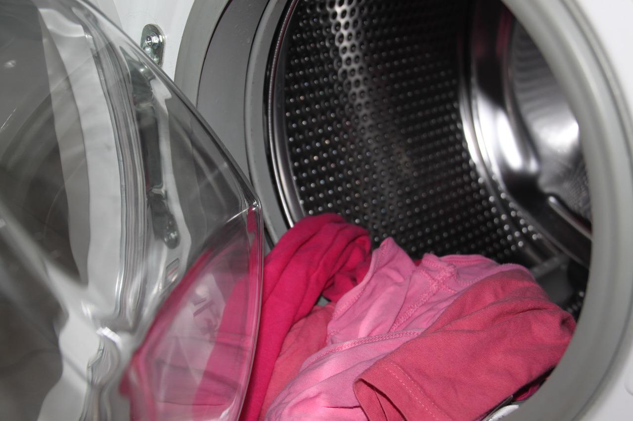 Jak pozbyć się przebarwień na ubraniach po praniu?