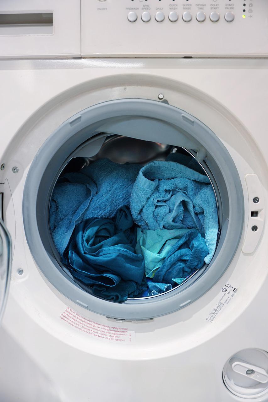 Poradnik dla mężczyzn: jak samodzielnie prać i utrzymać porządek w garderobie